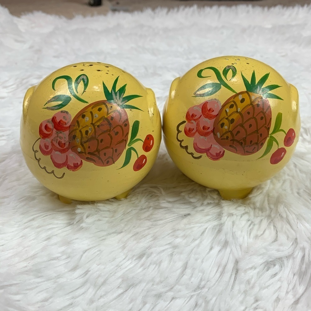 Vintage large round hand painted pineapple S&P‎